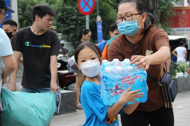 Những em bé ở TPHCM xắn tay cứu trợ vùng lũ: 'Con sợ đồ ướt, các bạn sẽ đói'