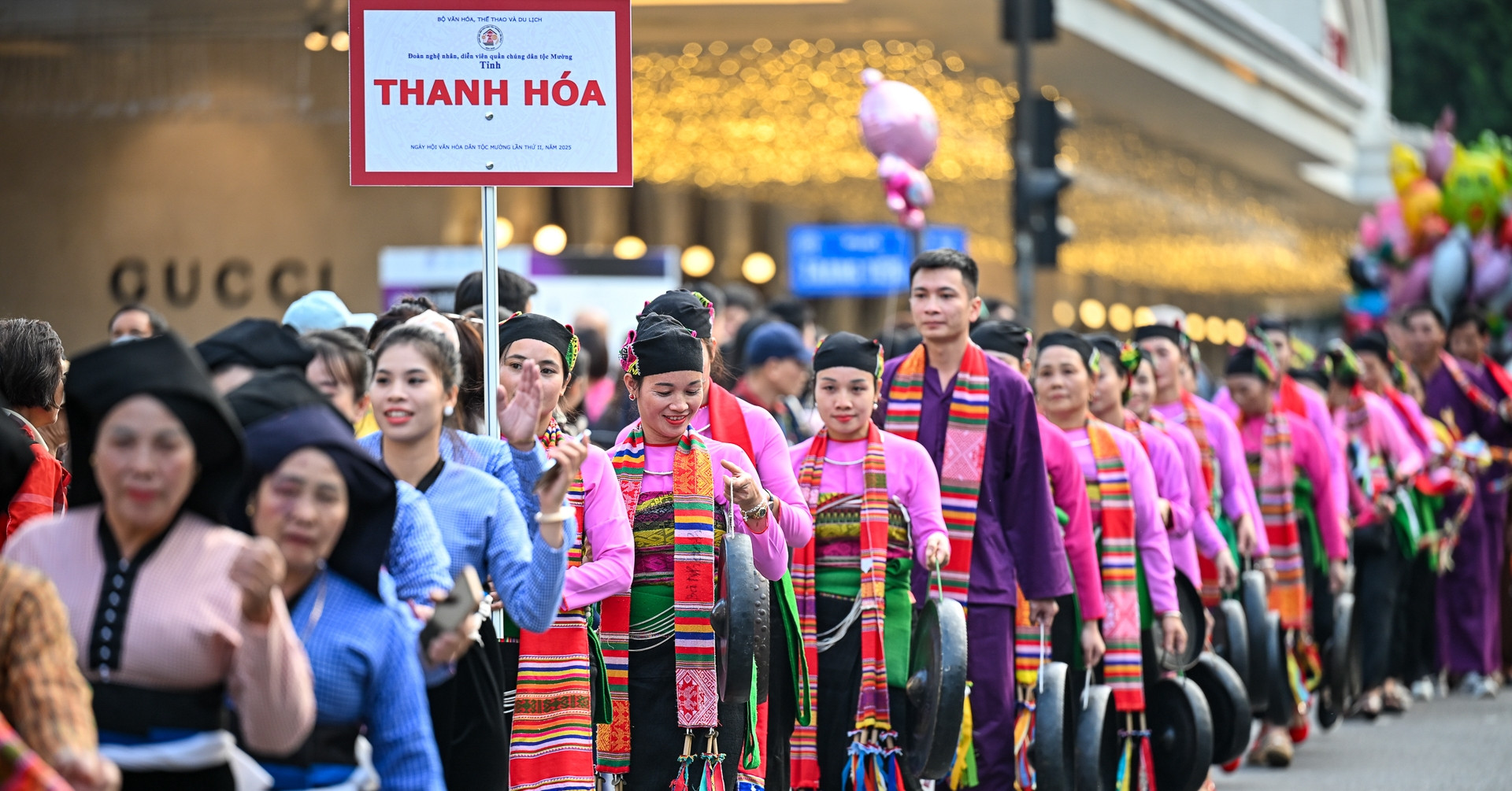 Tiếng cồng chiêng người Mường vang dội trên phố đi bộ hồ Hoàn Kiếm