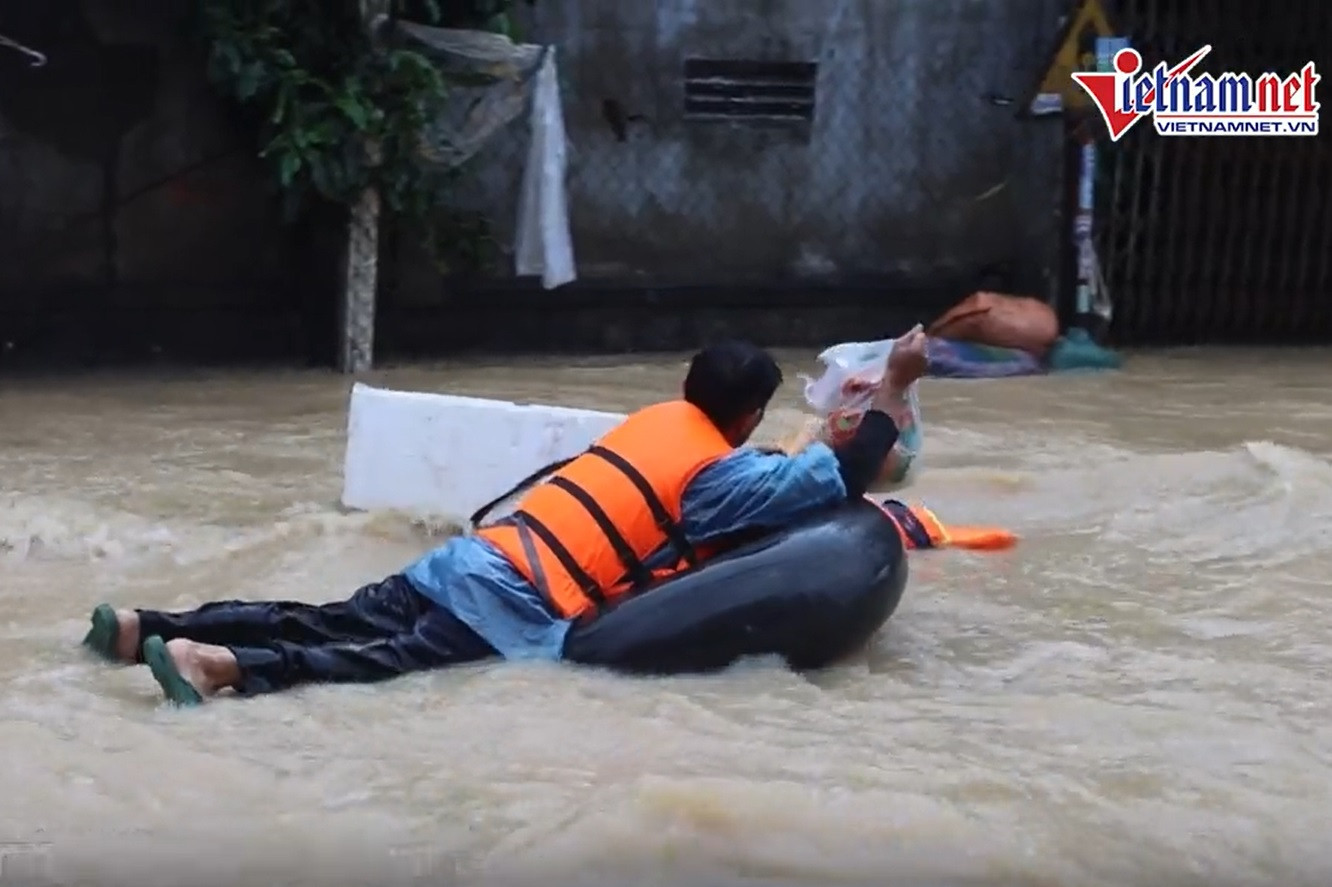 ủng hộ mưa lũ.jpg