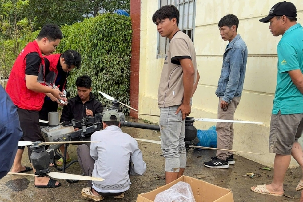 Viettel dùng drone vượt lũ tiếp tế gần 3 tấn hàng cứu trợ khẩn cấp cho người dân