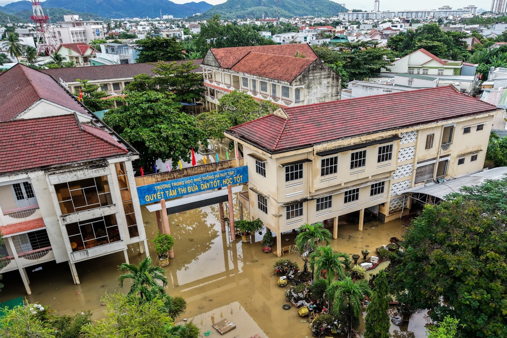 Thủ tướng: Xây nhà mới, tái định cư cho dân vùng lũ trước 31/1/2026