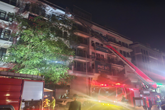 5 người mắc kẹt trong ngôi nhà bốc cháy lúc rạng sáng ở Hà Nội