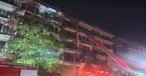 5 người mắc kẹt trong ngôi nhà bốc cháy lúc rạng sáng ở Hà Nội