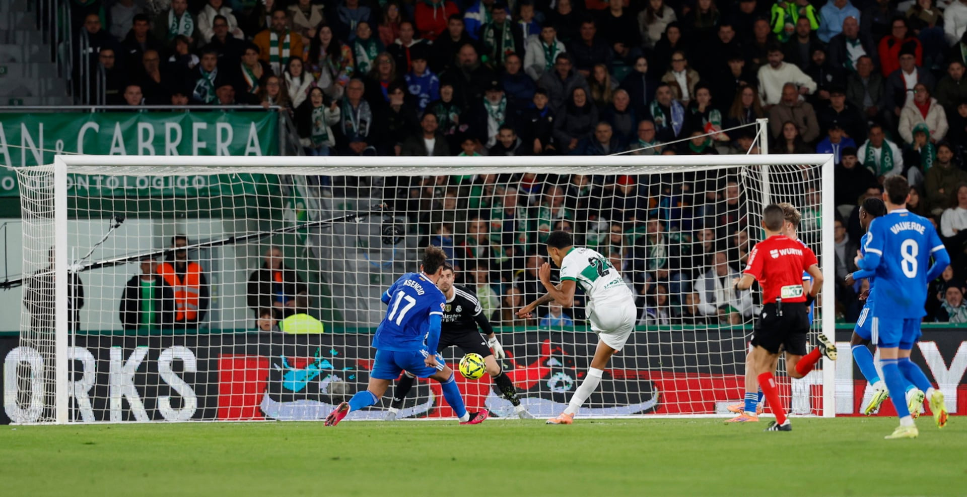 Alvaro lập siêu phẩm vào lưới đội bóng cũ