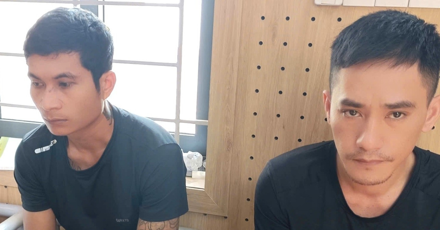 Ba người đàn ông xịt hơi cay, xích chân nữ nhân viên quán karaoke