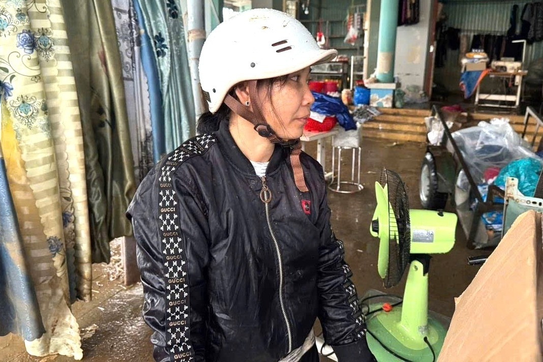 Chợ ngập 2m sau 1 đêm, tiểu thương rốn lũ Hòa Thịnh không kịp trở tay, mất trắng