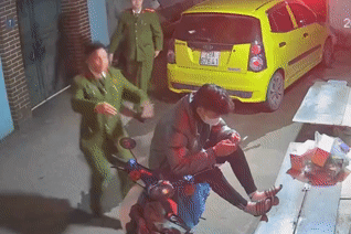 Clip cảnh sát 'nhẹ nhàng' áp sát bắt kẻ cướp điện thoại tại Hà Nội