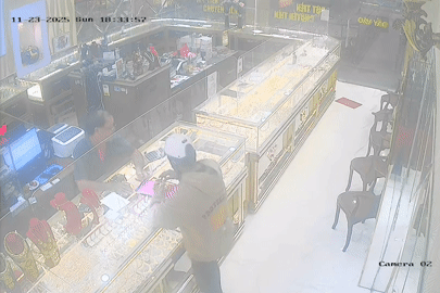 Clip người đàn ông bịt khẩu trang táo tợn cướp dây chuyền tại tiệm vàng