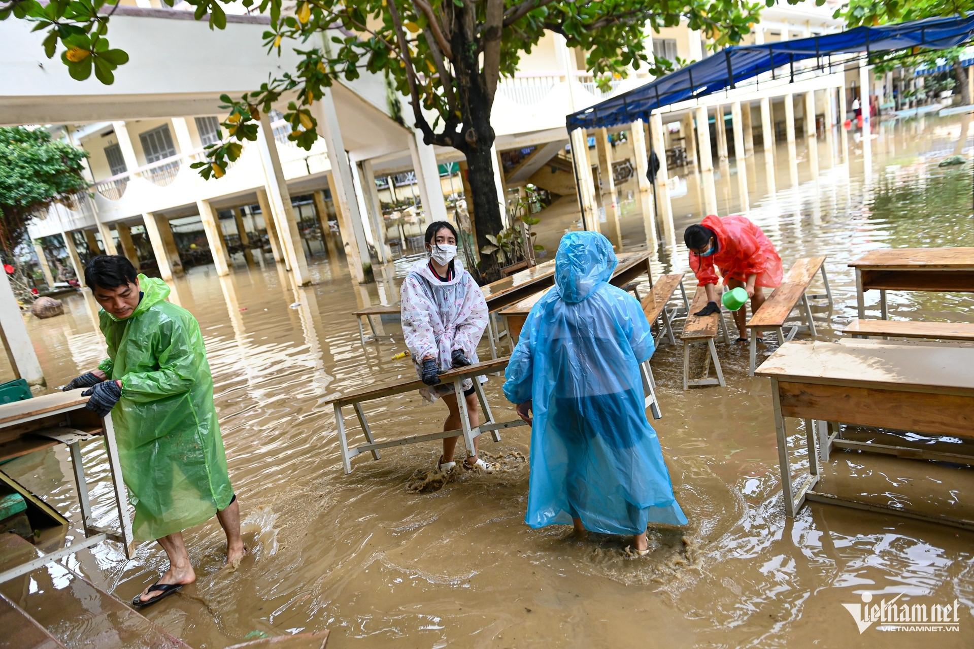 Bộ GD-ĐT: Chuẩn bị 10 triệu bản sách giáo khoa cấp phát miễn phí cho học sinh vùng lũ