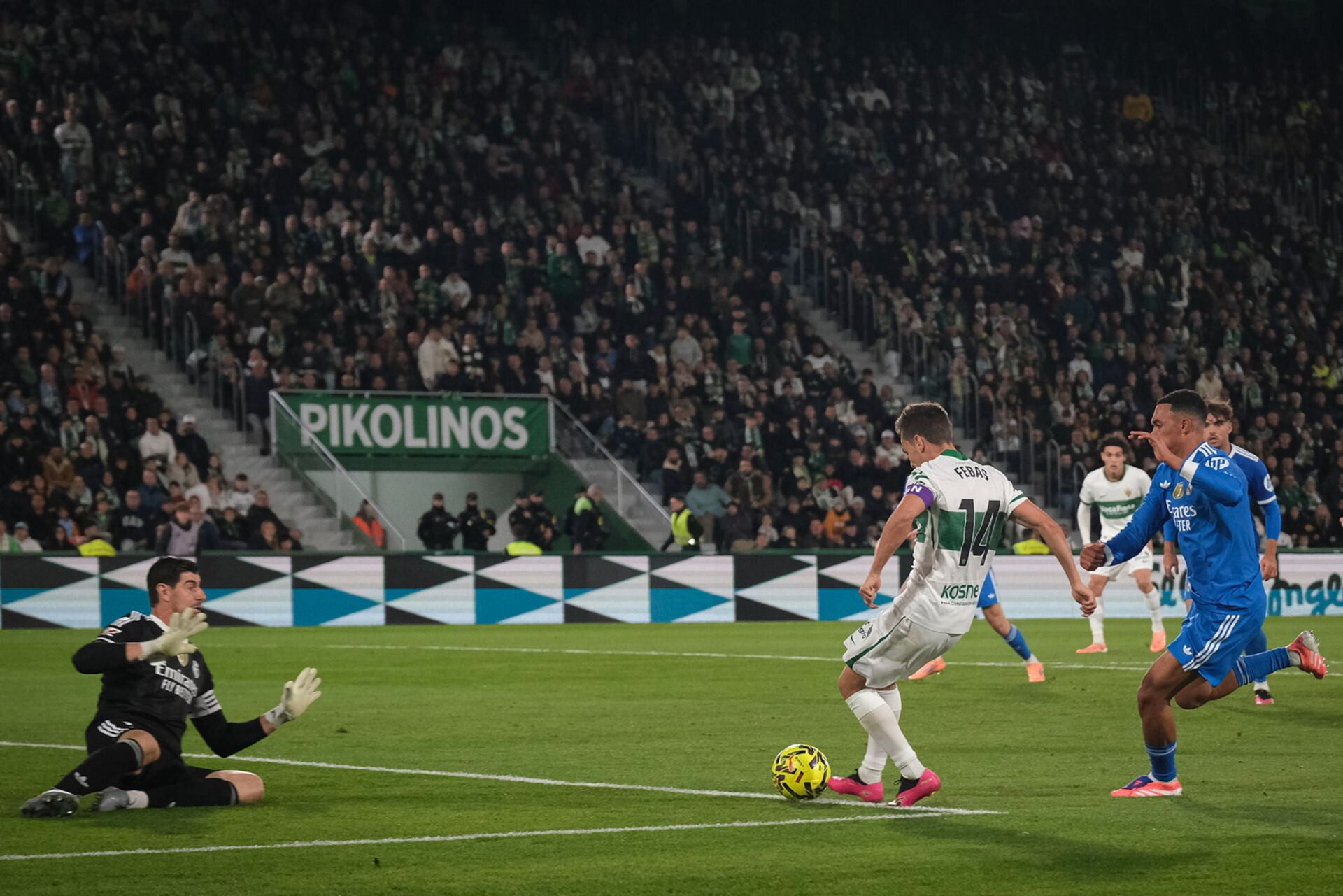 Febas ghi bàn mở tỷ số cho Elche