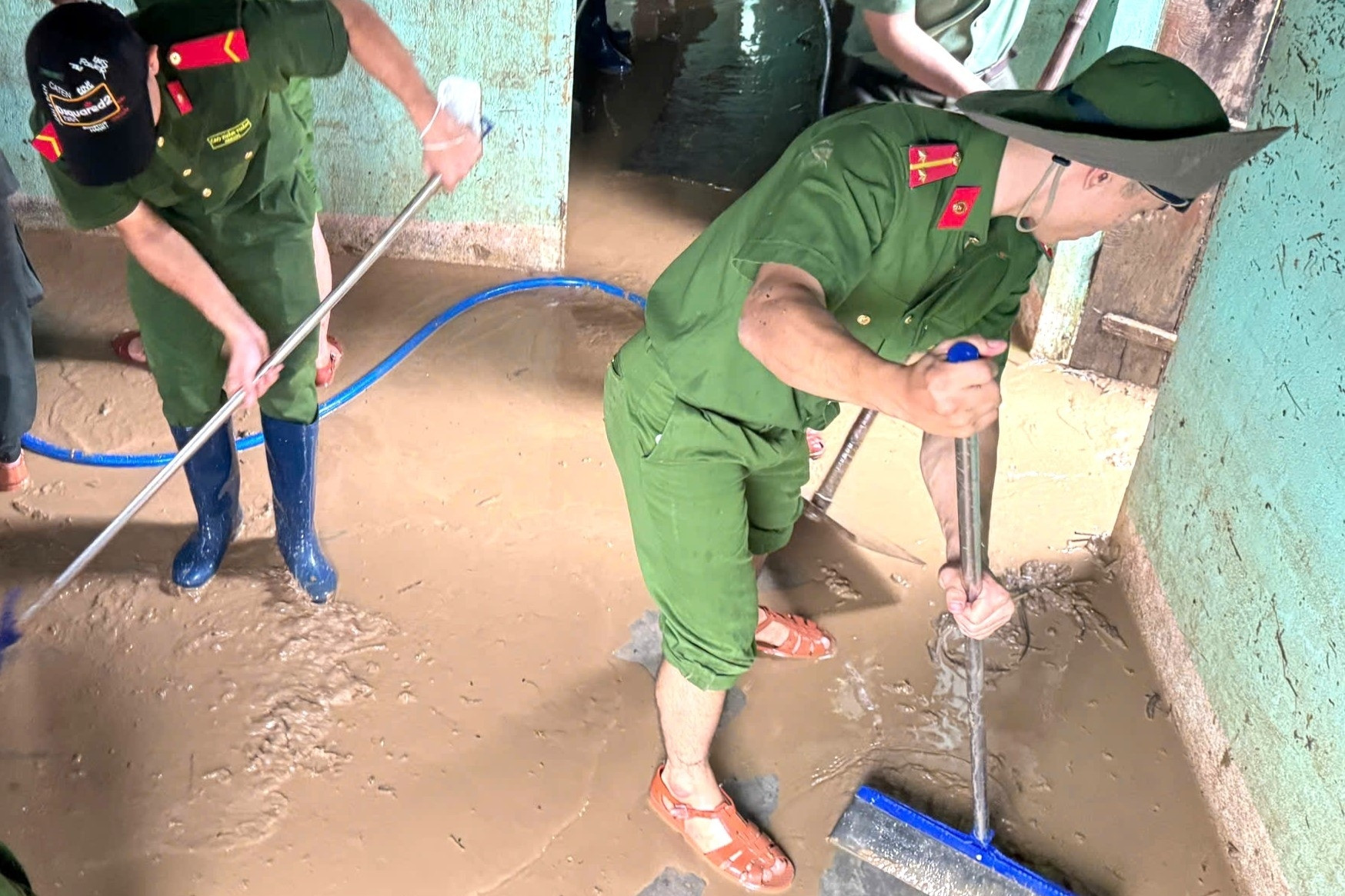 Hình ảnh quân đội, công an giúp dân dọn bùn, lợp mái nhà ở 'rốn lũ'