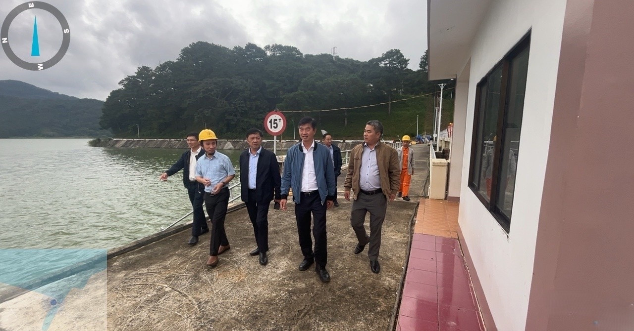Hồ Đơn Dương xả điều tiết qua tràn đảm bảo an toàn công trình