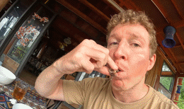 khach Tay an dac san Thanh Hoa.gif