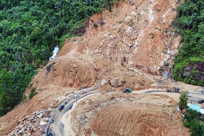 Khánh Hòa đề nghị quân đội hỗ trợ nổ mìn phá đá để sớm thông đèo Khánh Lê