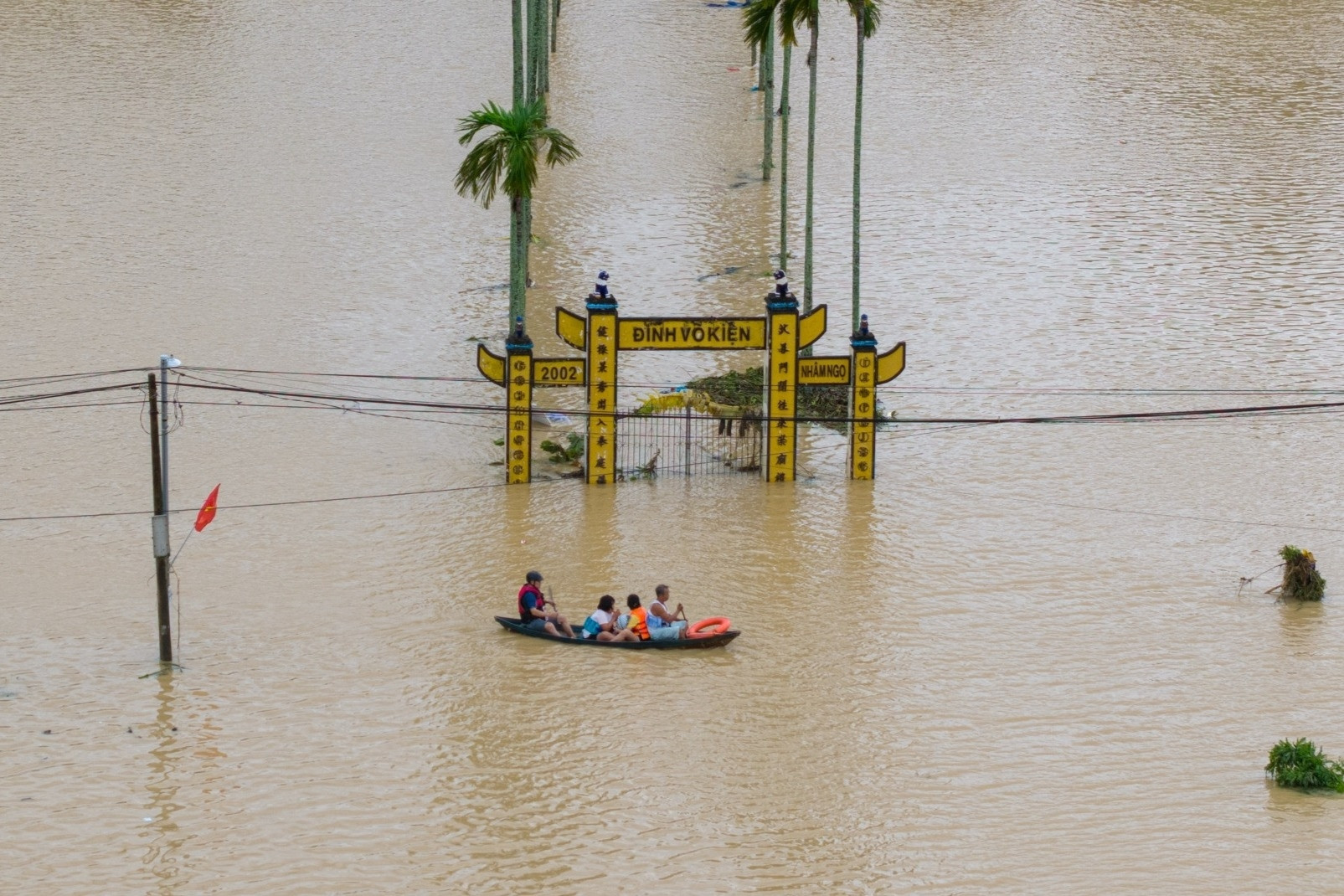 Lũ dữ ở miền Trung và bài học thủy điện xả nước cứu dân được 'trả tiền'