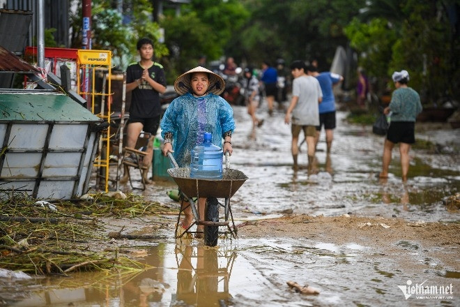 Lũ dữ tàn phá Nam Trung Bộ, hàng triệu tấm lòng hướng về vùng tâm lũ