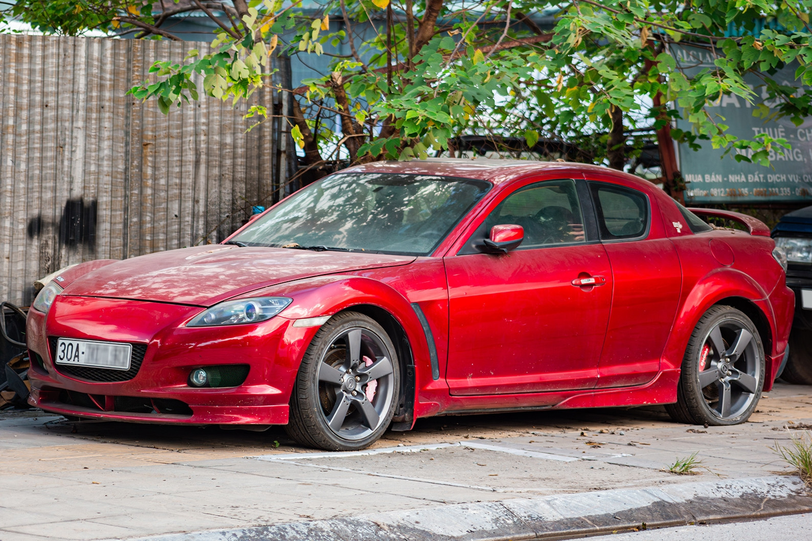 Mazda RX-8 hàng hiếm giá tiền tỷ vứt xó trên phố Hà Nội, ngoại thất bong tróc