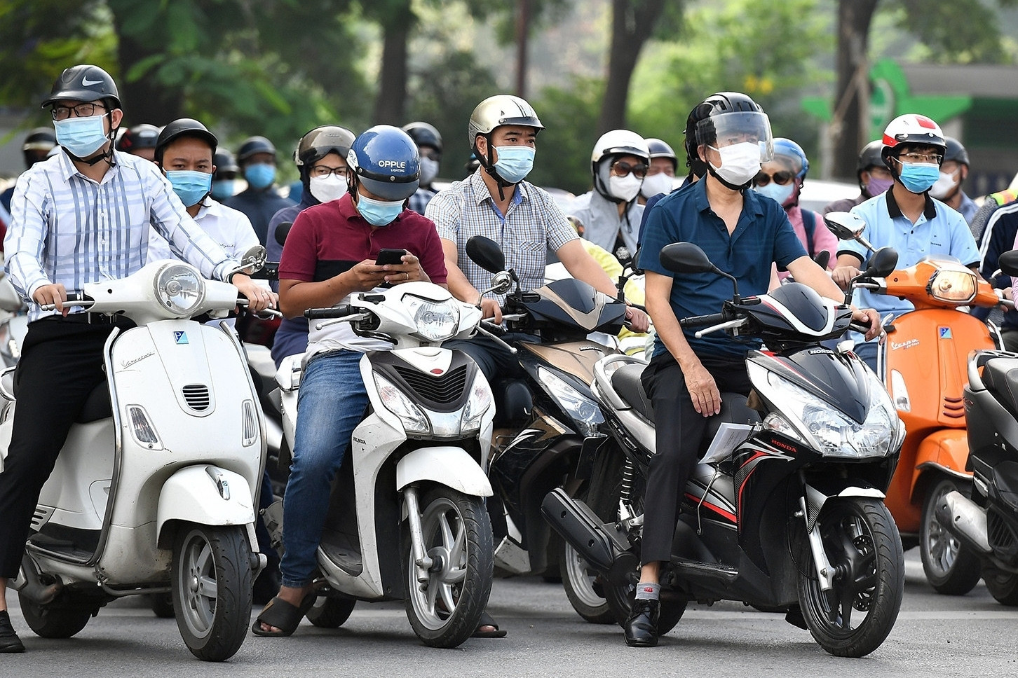 Người dân Hà Nội cần điều kiện gì để được nhận 5 triệu khi đổi sang xe máy điện?