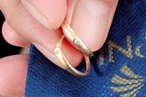 Nhặt túi vàng có cả nhẫn cưới trong đồ cứu trợ, người Đà Nẵng tìm chủ nhân