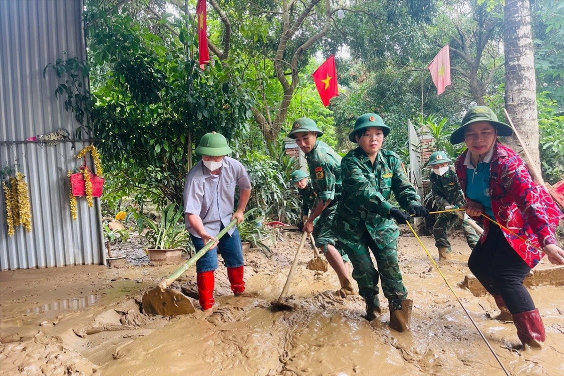 Những bàn tay dựng lại cuộc sống sau thiên tai