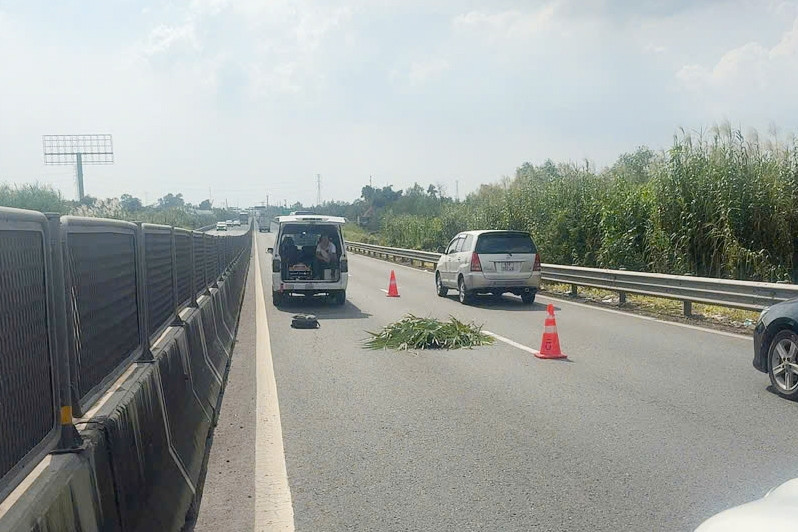 Phát hiện thi thể nam giới nghi là người nước ngoài trên cao tốc