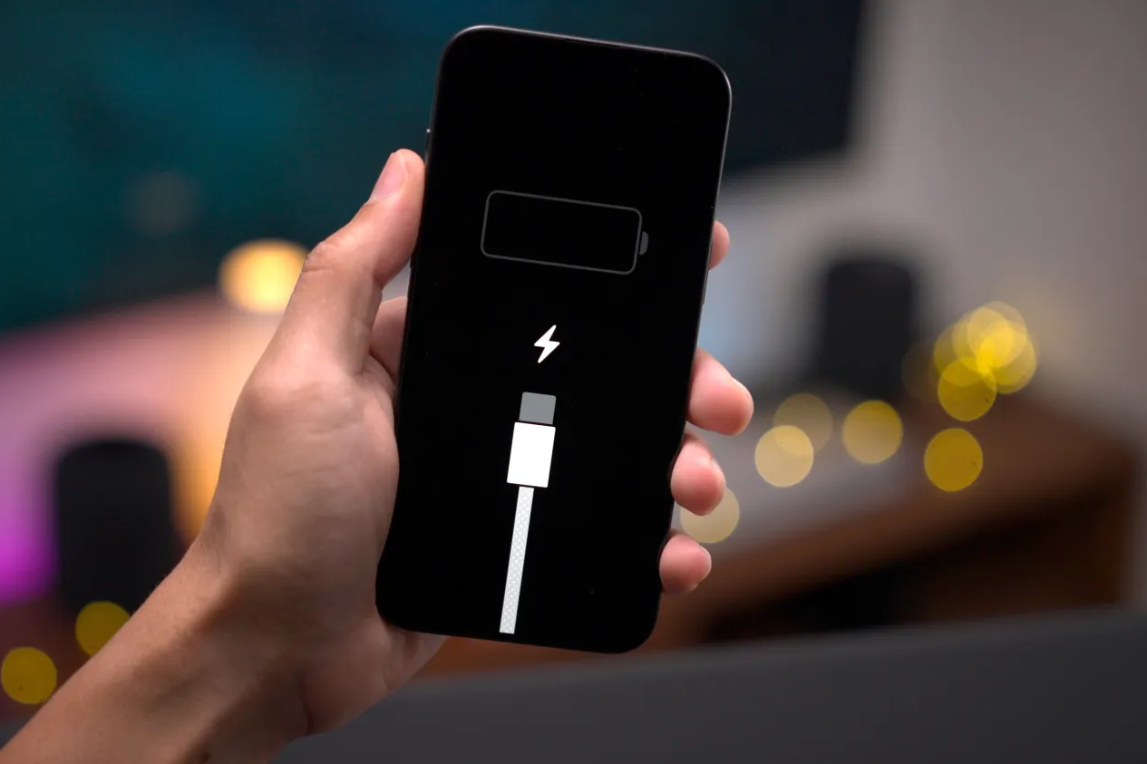 Pin điện thoại có bị ‘chai’ nếu vừa sạc vừa dùng không?