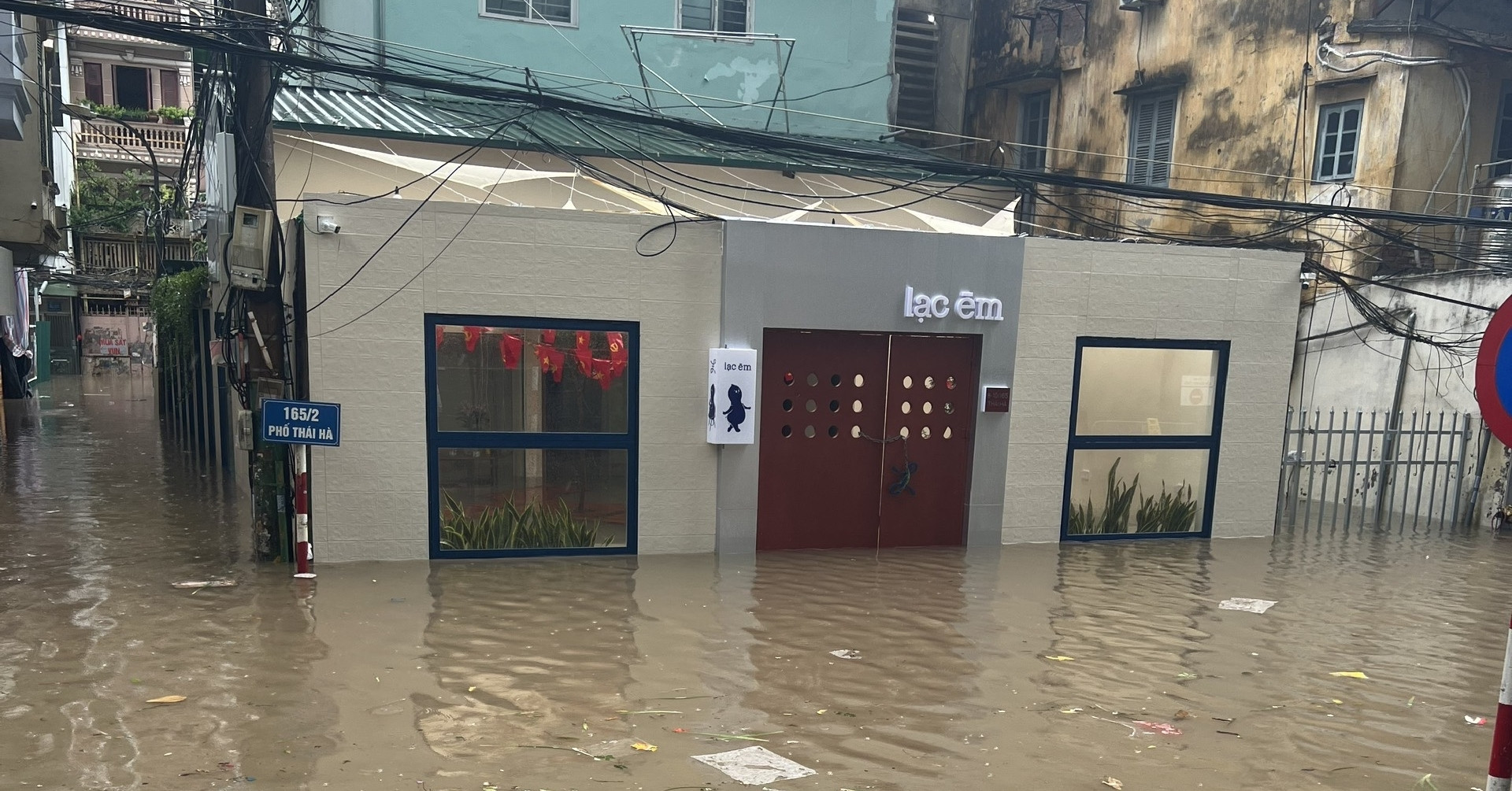 quan ca phe kho nhat ha noi khai truong hon 1 thang chiu 3 tran ngap sau 901.jpg