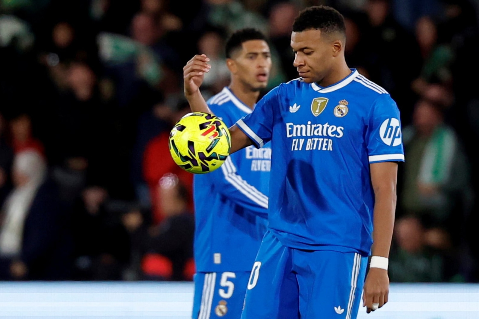 Real Madrid hòa may Elche: Alonso và Mbappe cùng xuống mặt đất