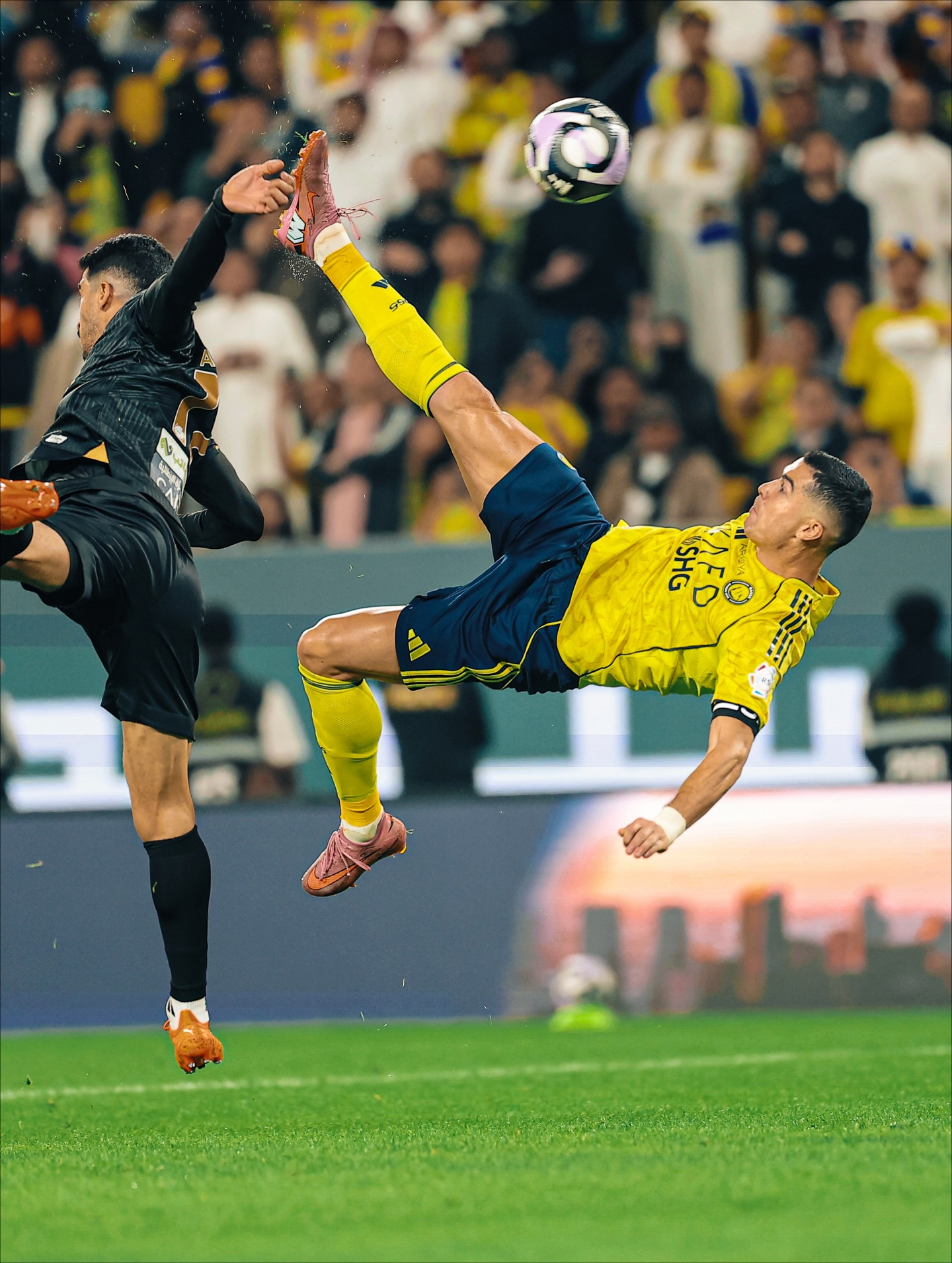https://static-images.vnncdn.net/vps_images_publish/000001/000003/2025/11/24/ronaldo-al-nassr-3-283.jpg