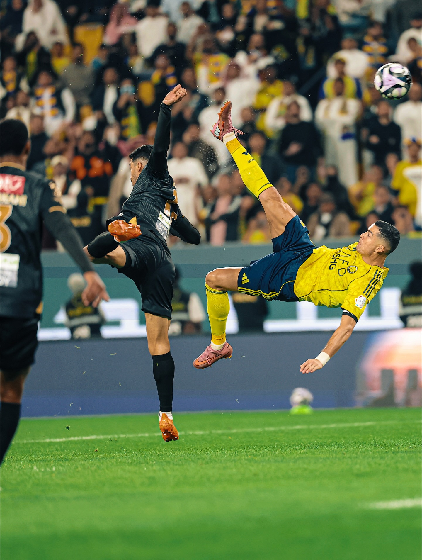 https://static-images.vnncdn.net/vps_images_publish/000001/000003/2025/11/24/ronaldo-al-nassr-4-308.jpg