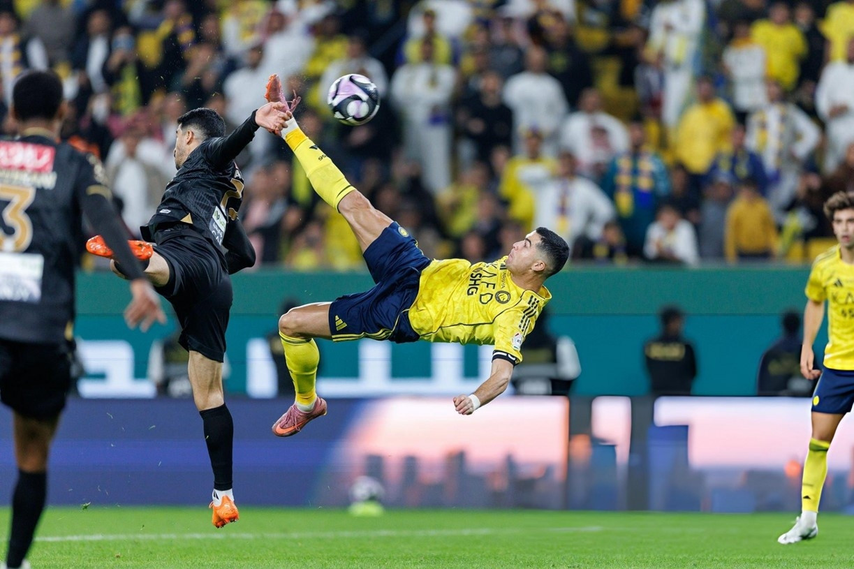 Ronaldo tái hiện siêu phẩm vào lưới Juventus, Al Nassr vững ngôi đầu