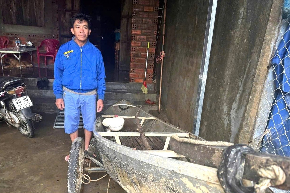 Tặng bằng khen cho người đàn ông dũng cảm cứu hơn 40 người ở rốn lũ Hòa Thịnh