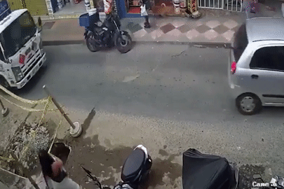 Thót tim cảnh người phụ nữ ôm con nhỏ vấp ngã, đầu lao vào xe tải đang chạy