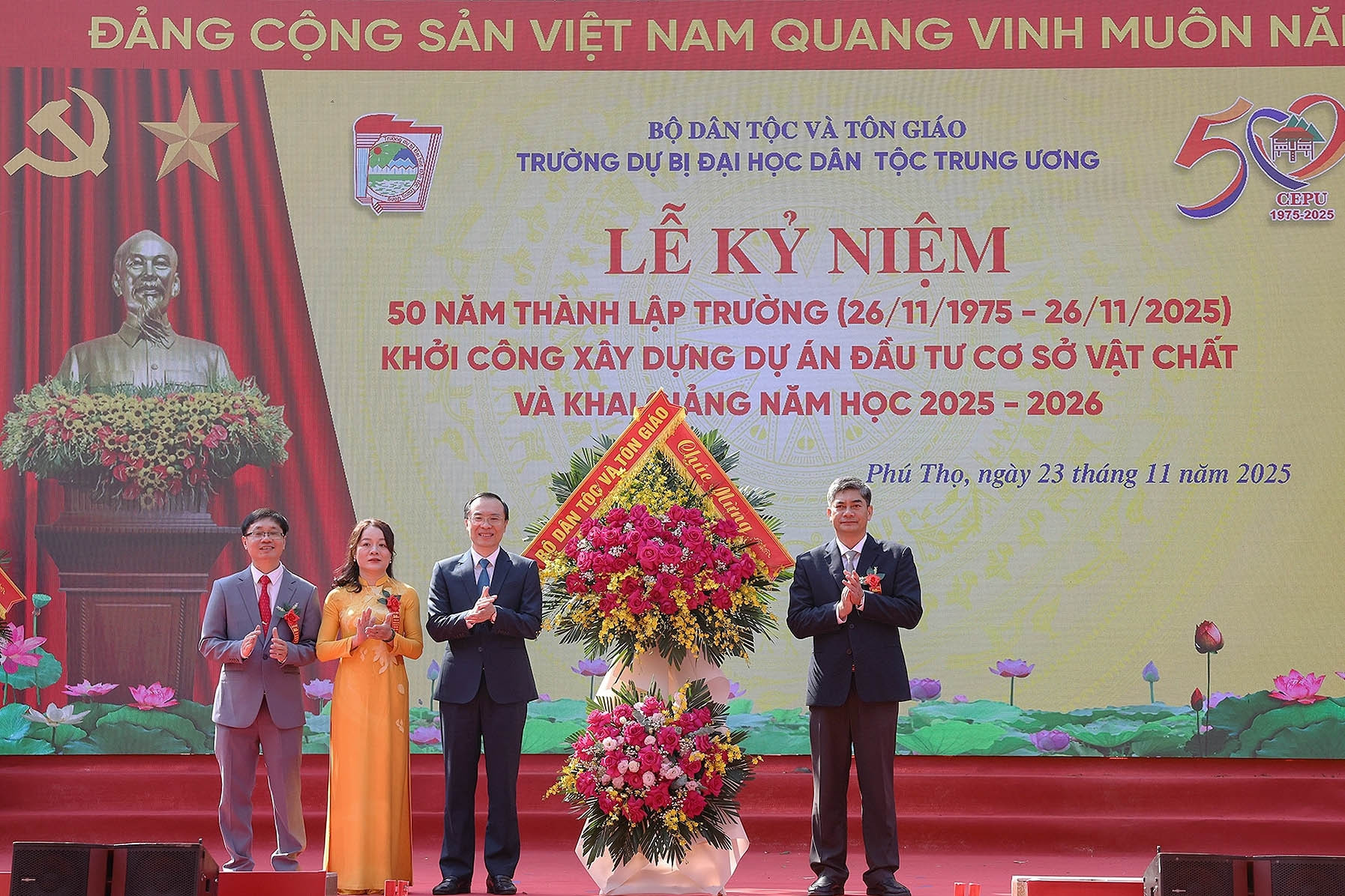 Thứ trưởng Y Vinh Tơr: Nhà trường phải là vườn ươm văn hoá để học sinh tự hào về nguồn cội