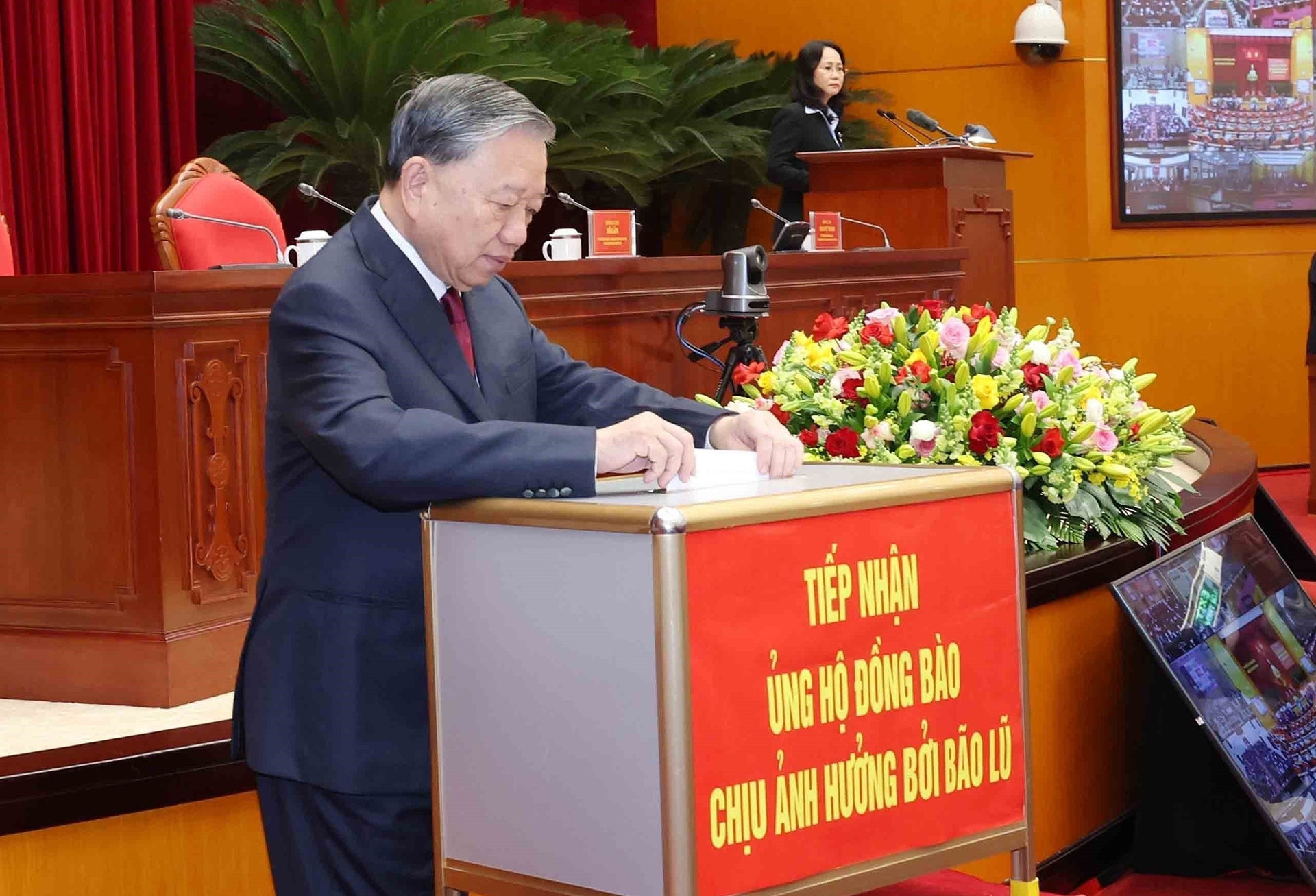 Tổng Bí thư và các đại biểu tưởng niệm, quyên góp ủng hộ đồng bào bị bão lũ