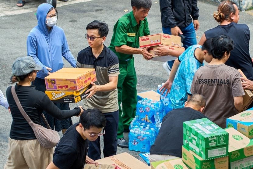 TPHCM tổng lực chi viện miền Trung, những chuyến xe 30 tấn xuyên đêm lên đường