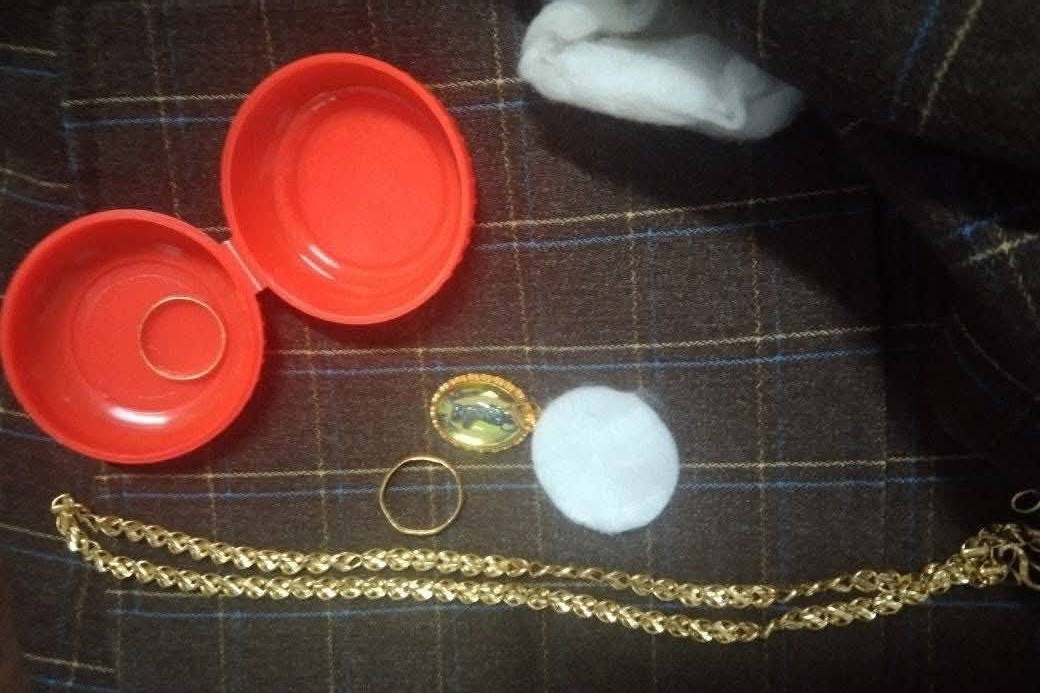 Trả lại gần nửa cây vàng trong áo khoác quyên góp cho vùng lũ