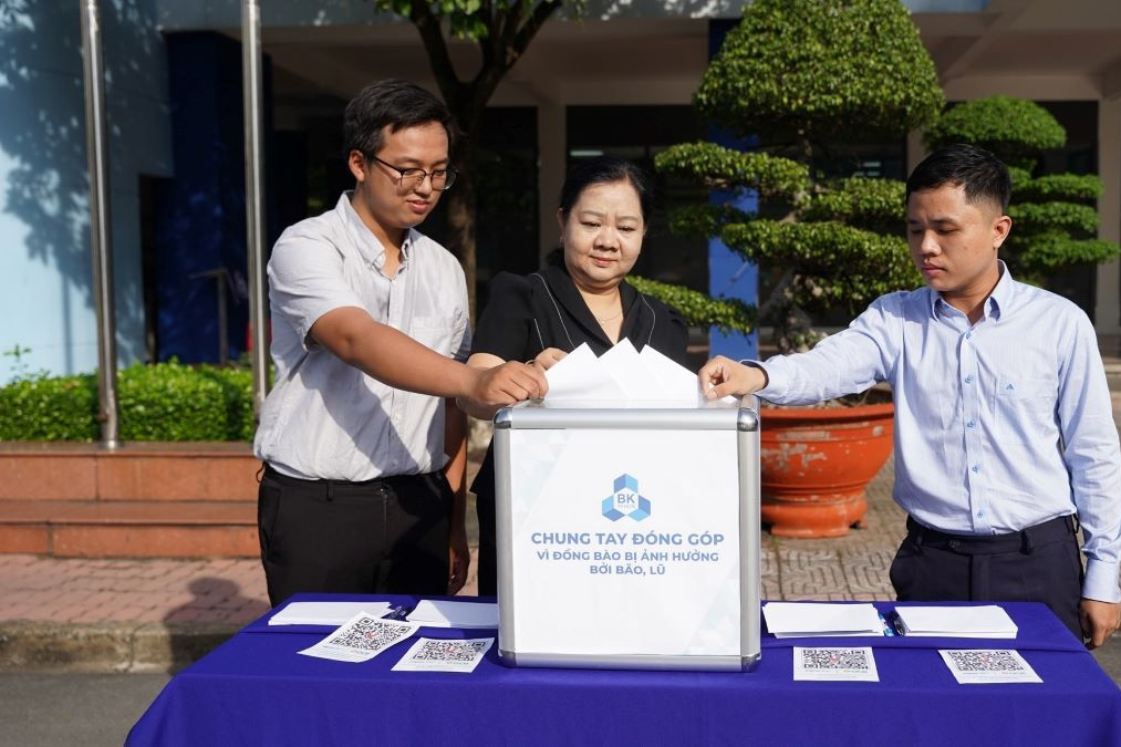 Trường đại học miễn toàn bộ học phí cho hai anh em sinh viên mất cha mẹ vì lũ