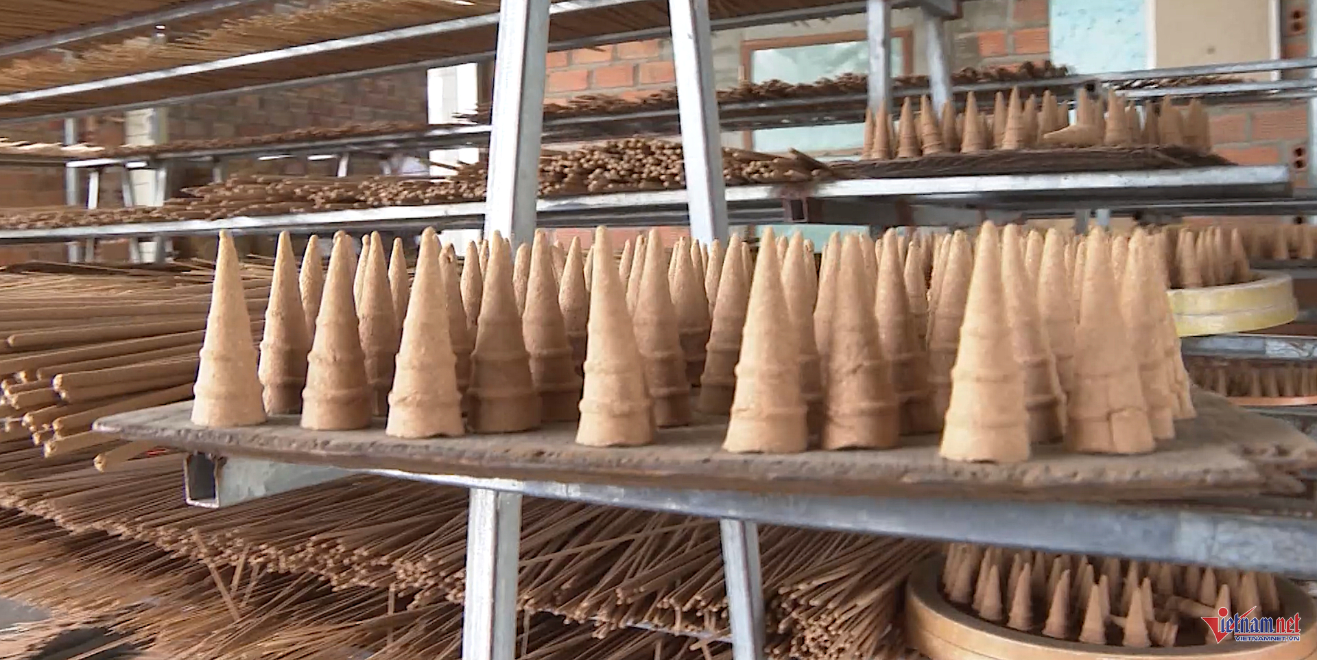 Box https://static-images.vnncdn.net/vps_images_publish/000001/000003/2025/11/24/w-anh-so-7-1247.png