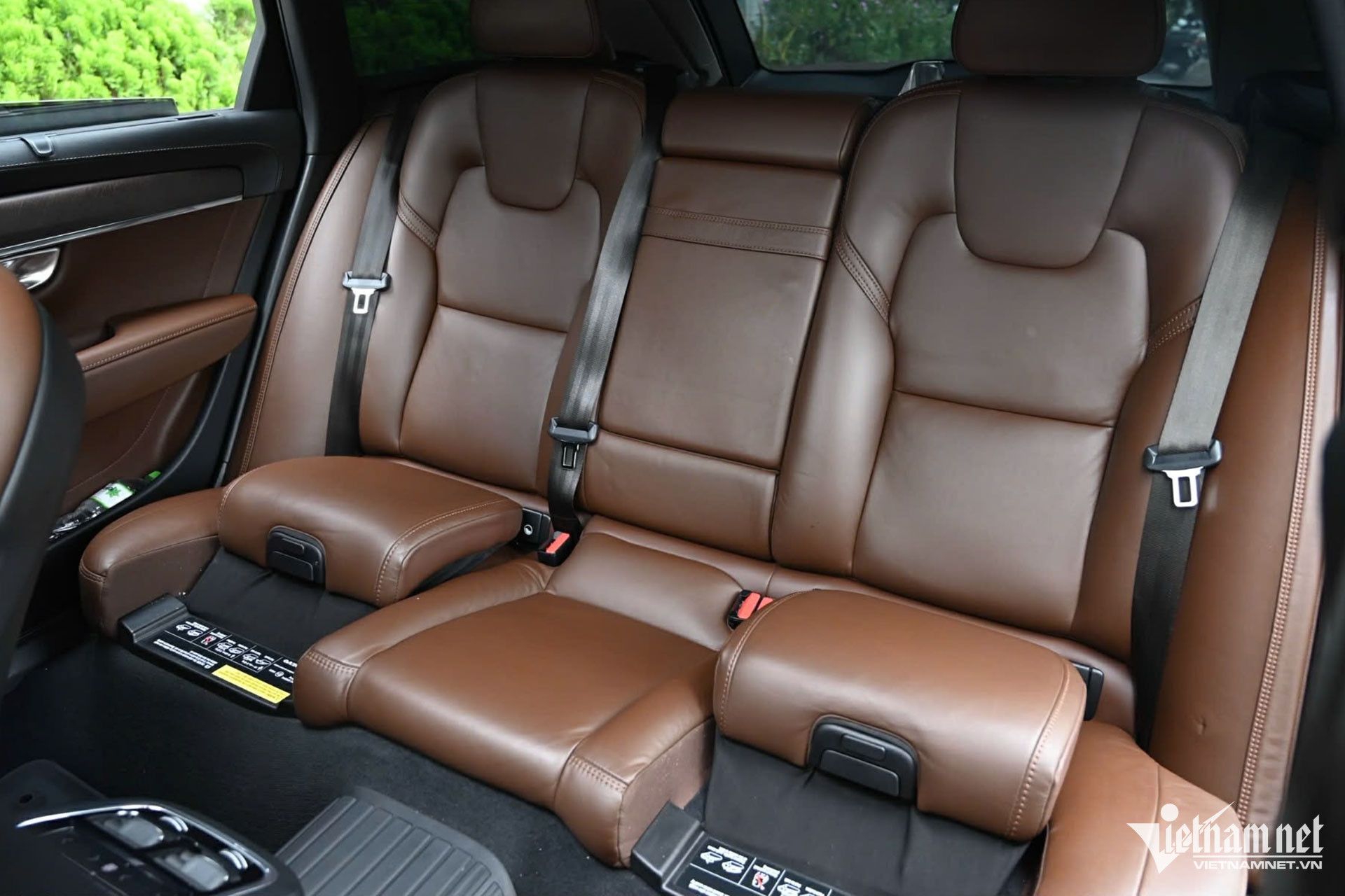 https://static-images.vnncdn.net/vps_images_publish/000001/000003/2025/11/24/w-ghe-nang-tre-em-tren-xe-volvo-v90-2-2556.jpg