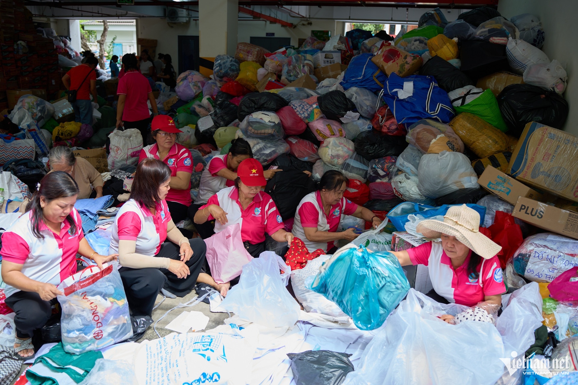 W-TPHCM ủng hộ mưa lũ 40.jpg