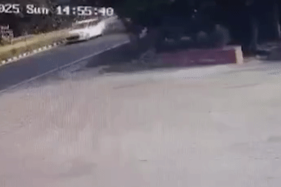 Xe buýt mất lái đâm vào nhà máy sữa, người đàn ông thoát chết trong gang tấc