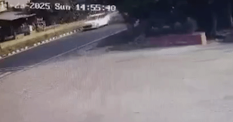 Xe buýt mất lái đâm vào nhà máy sữa, người đàn ông thoát chết trong gang tấc