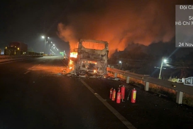Xe khách cháy đỏ rực giữa cao tốc, tài xế hành động chớp nhoáng cứu cả chục người