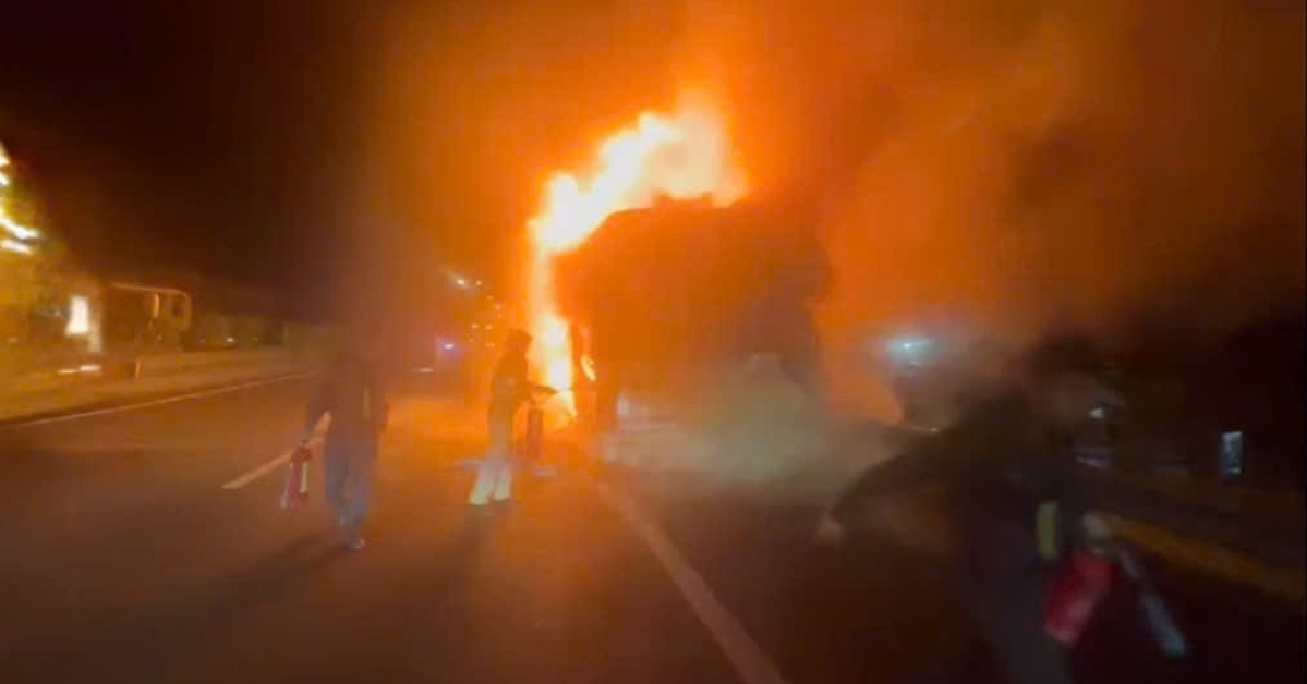 Xe khách cháy đỏ rực giữa cao tốc, tài xế vội phá cửa cứu người trong tích tắc