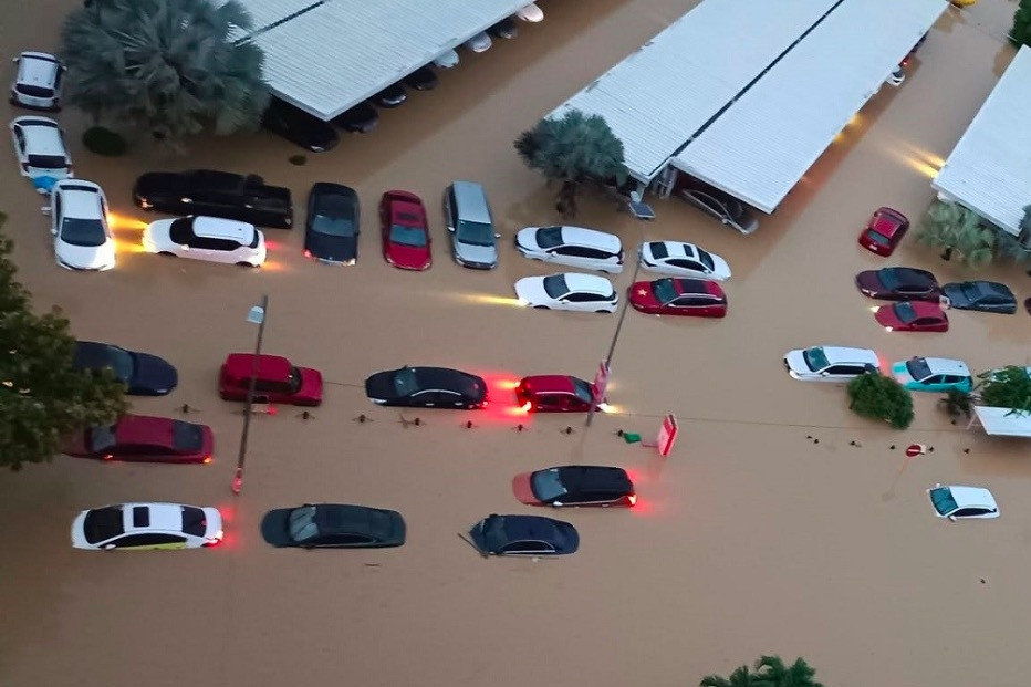 Xử lý thế nào với hàng nghìn ô tô ngập chìm trong nước ở Khánh Hòa, Đắk Lắk?