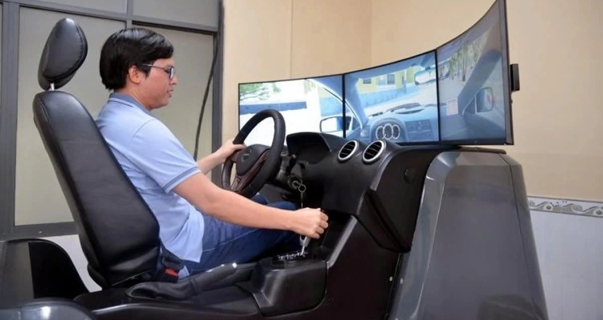 Bản tin trưa 25/11: Đề xuất bỏ bài thi mô phỏng trong sát hạch giấy phép lái xe