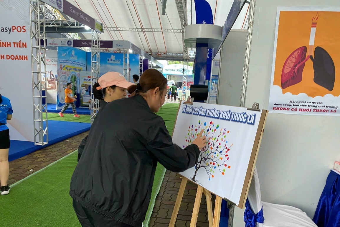 Ấn tượng gian hàng 'Di sản không khói thuốc' tại giải chạy marathon