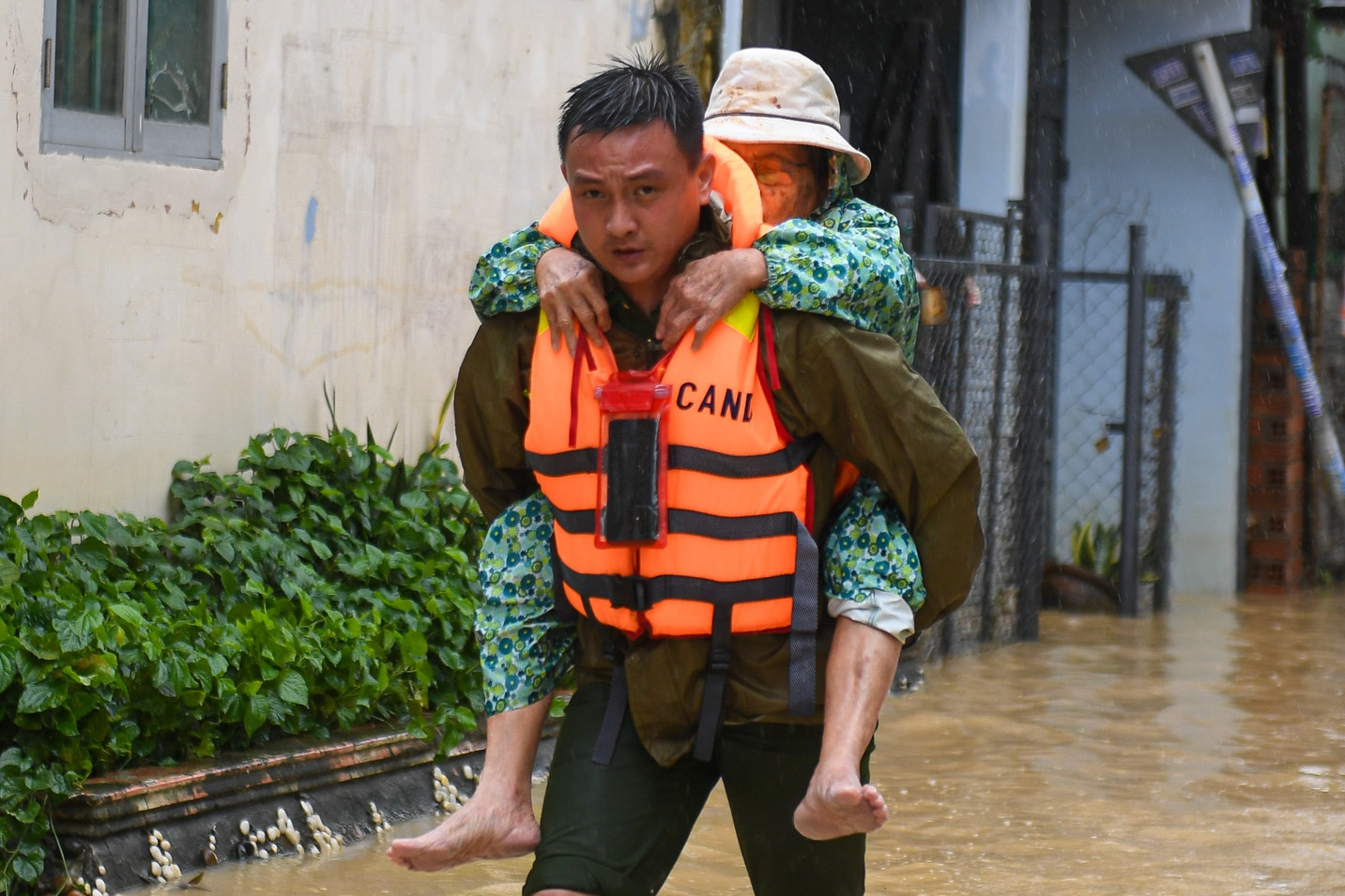 Bộ đội xuyên đêm cứu dân, dọn bùn sau trận lũ lịch sử ở Khánh Hòa