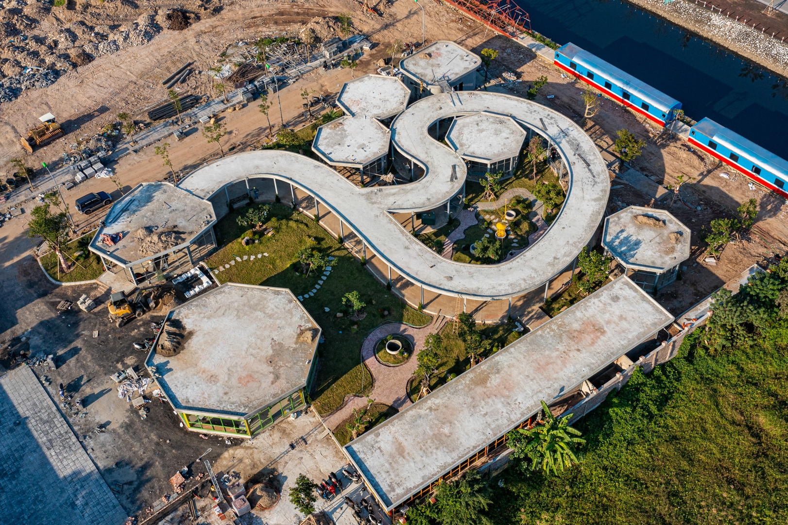 Cận cảnh công trình hình 'rắn khổng lồ' độc lạ tại Hà Nội sắp hoàn thành